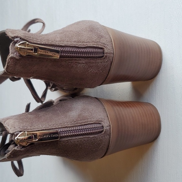 Vince Camuto Gray Taupe Suede Peep Toe Lace Up Tressa Booties 8.5 Wide Like New - Picture 5 of 10